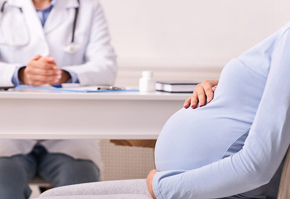 Почему появляются розовые выделения при беременности на ранних сроках
